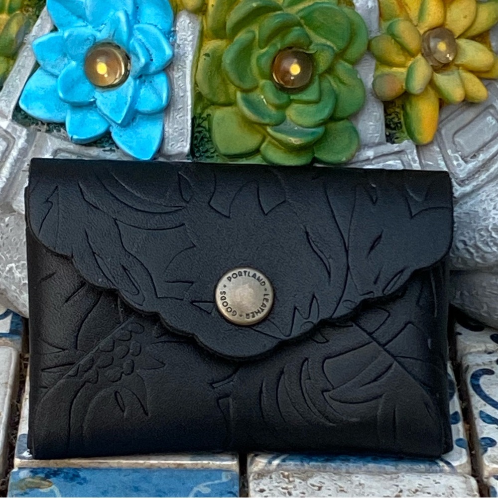 ❌SOLD❌ NWOT Portland Leather Goods Dahlia Mini Daisy Wallet